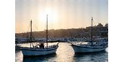 Barcos de pesca atracados no porto de Portimão ao amanhecer